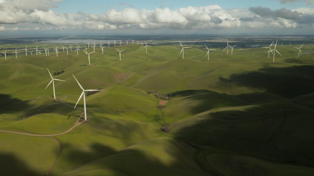 Landschaft mit Windkraftanlagen
