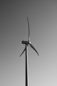 Windkraft ist Ökoglisch gut - Schwarz Weiß Foto einer Windturbine